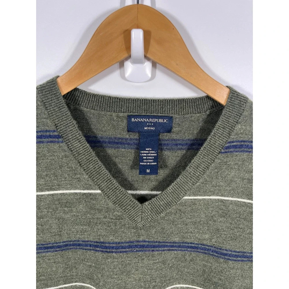 Banana Republic 100% Merino Wool Mens V Neck Sweater M Green Stripes Old Money